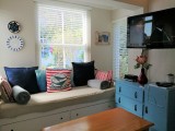 Garden Cottage with daybed in open plan sitting area